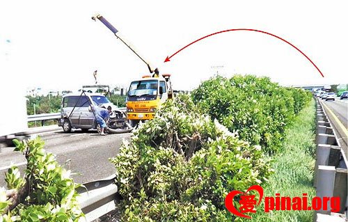 撞车念“哈利路亚”祖孙三人奇迹保命