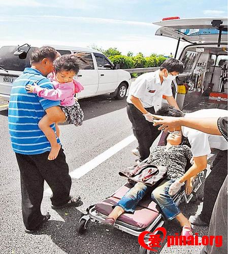 车祸发生后，林和顺抱着3岁孙女，到救护车旁察看妻子伤势，幸无大碍。