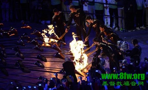 七名火炬手点燃主火炬