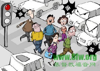 中国式过马路 凑一撮人就走