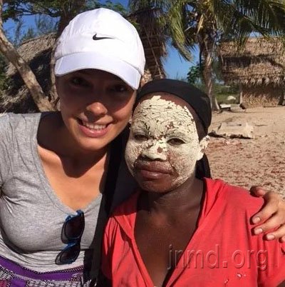 玛丽娜和当地土著在一起，她们没有水，玛丽娜经常3-4天才洗一次澡