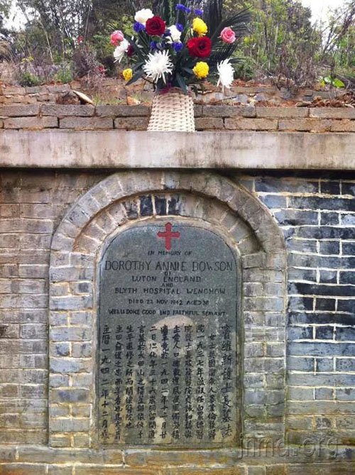 清明节护士长墓前的鲜花