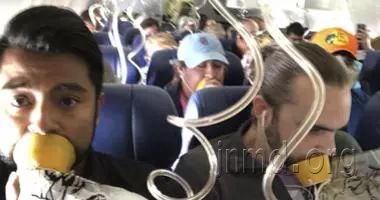 乘客戴上氧气罩