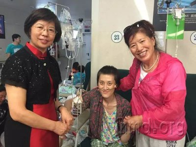 金颖(左)和团契姐妹在协和医院急诊室关怀病人