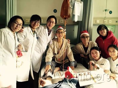 在病房为两位肝癌患者过圣诞节