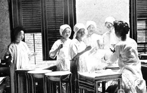 石美玉在给病人手术