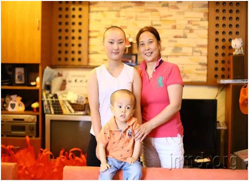 叶子姐(右一)和两名患儿