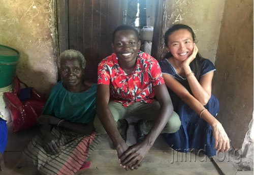 带院里的少年回出生地看望外婆