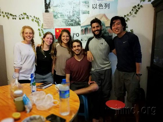 以色列背包客正在敲门