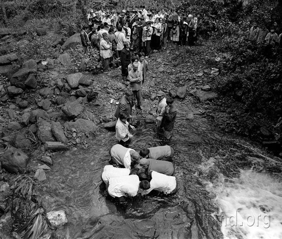 山涧里举行的洗礼