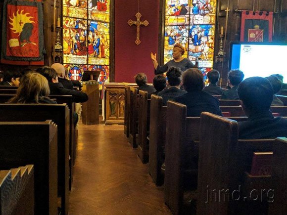 莱伊曼在教会分享