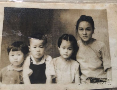 外婆和三个孩子