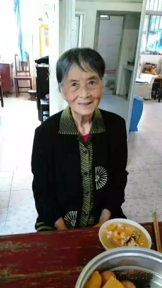 耄耋之年的母亲重新绽放出新的生命