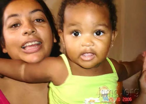 小艾美丽和妈妈安娜在麻风村