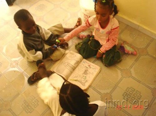 艾美丽和麻风村孩子一起玩耍长大