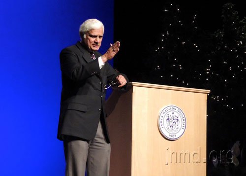 拉维在美国大学里讲演