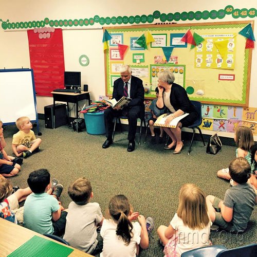 拉维夫妇在幼稚园给孩子讲故事