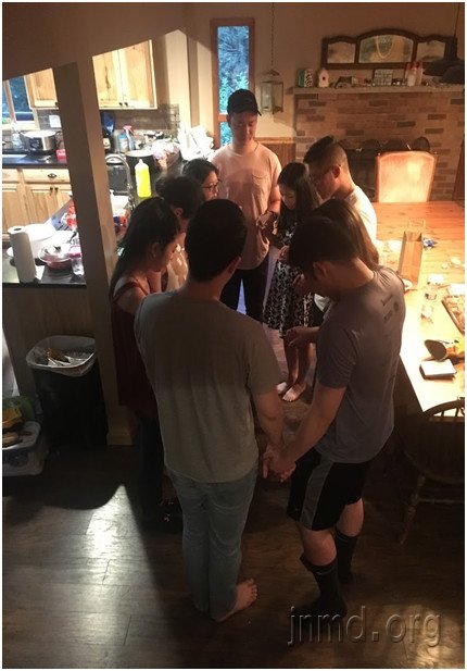 教会里的年轻人在服事前一起祷告