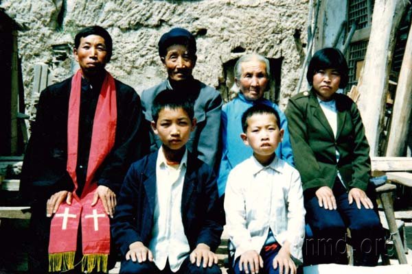 父亲按牧，母亲受洗