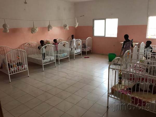 孤儿院的育婴室