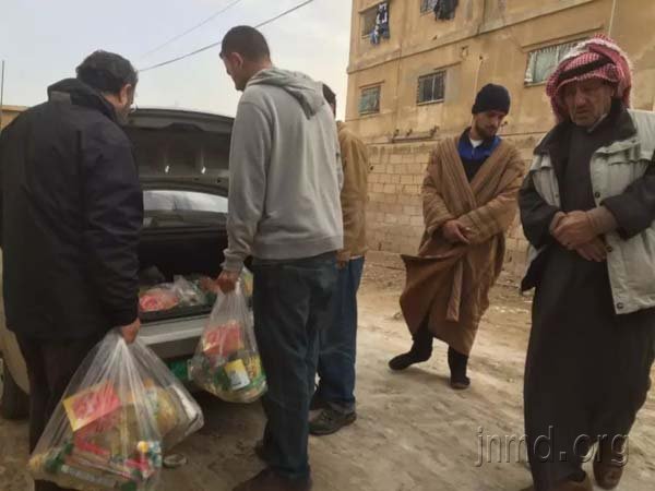 和当地教会带着救济品探访叙利亚难民