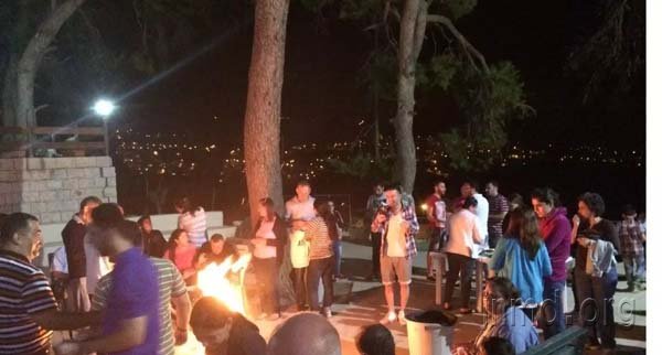 伊拉克的基督徒难民在教会退修会上