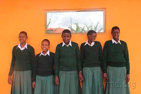 送去初中的五个女孩