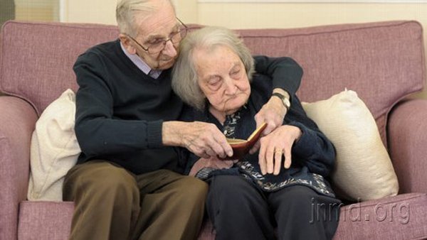 感人肺腑的爱情：牧师为了妻子，甘作全职仆人