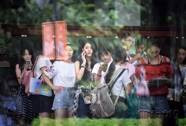 《零零后》：这届年轻人，“还有谁能帮我呢？”