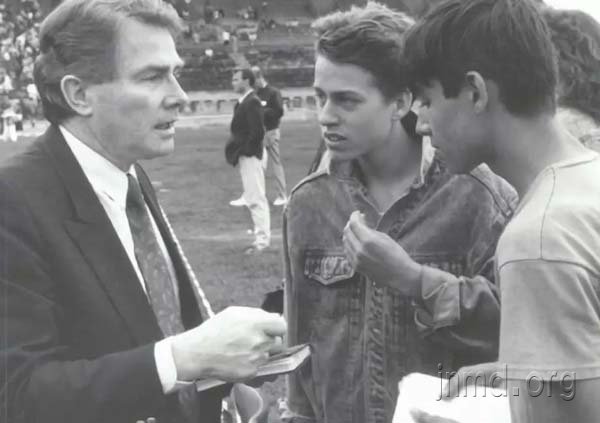 路易斯1991年在保加利亚与年轻人交谈