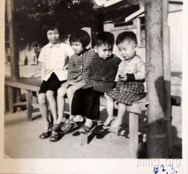 妈妈(左一)是4个孩子中的老大