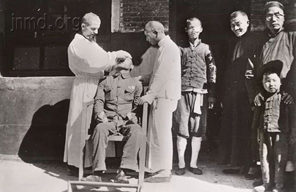 传教士为中国民众治眼疾