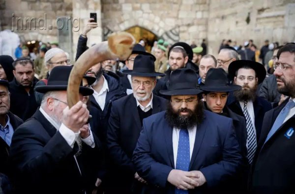 拉比吹起哀而不屈的羊角号