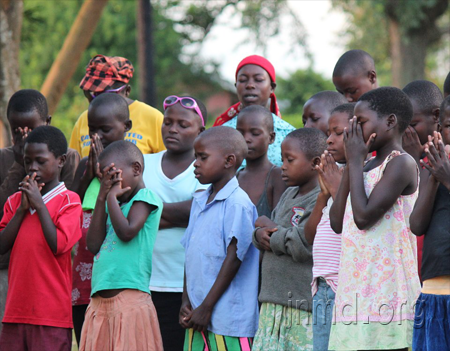 乌干达孩子参加洗礼时祷告