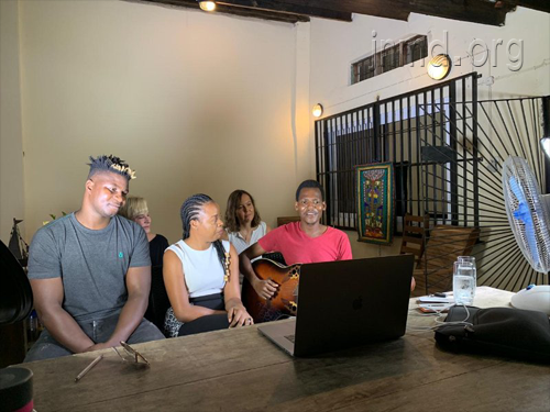 当地教会也开始网络敬拜