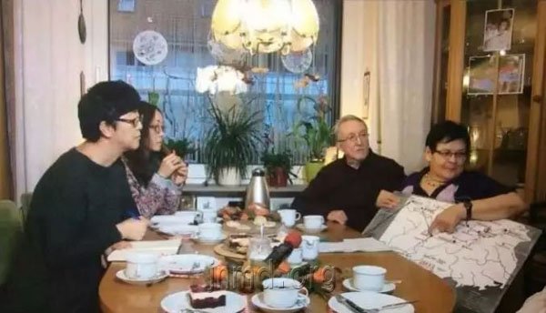 王艳霞和唐冬眉在瑞士传教士后人家中