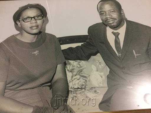 黑人父亲死后，儿子唱起饶恕的歌