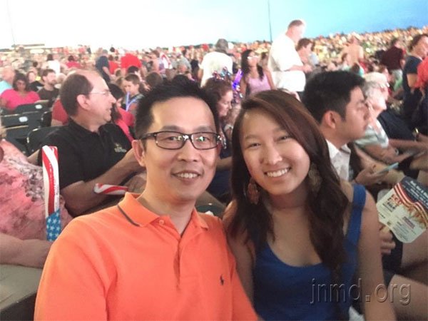 和大女儿一起欣赏室外大型音乐会