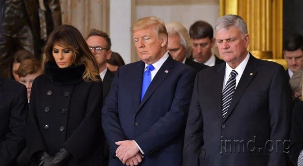 葛福临与特朗普在国家祷告日一起祷告