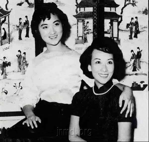 郑念（右）母女