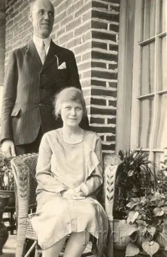 富能仁42岁才结婚，妻子Roxie是宣教士的女儿