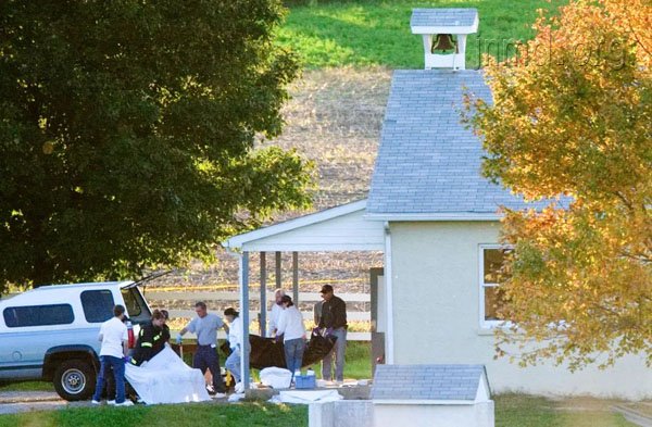 救护人员将受害人尸体运出学校